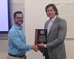 David Pavel, President, Welling & Company, and current IADC UBO/MPD Chairman presents Martin Culen, General Manager, Blade Energy Partners, with a plaque in appreciation of his service as 2014 chairman of the MPD/UBO committee. 