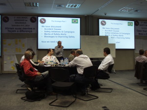 Hugh Oliver leads a discussion at the first IADC Brazil Chapter Safety Workshop